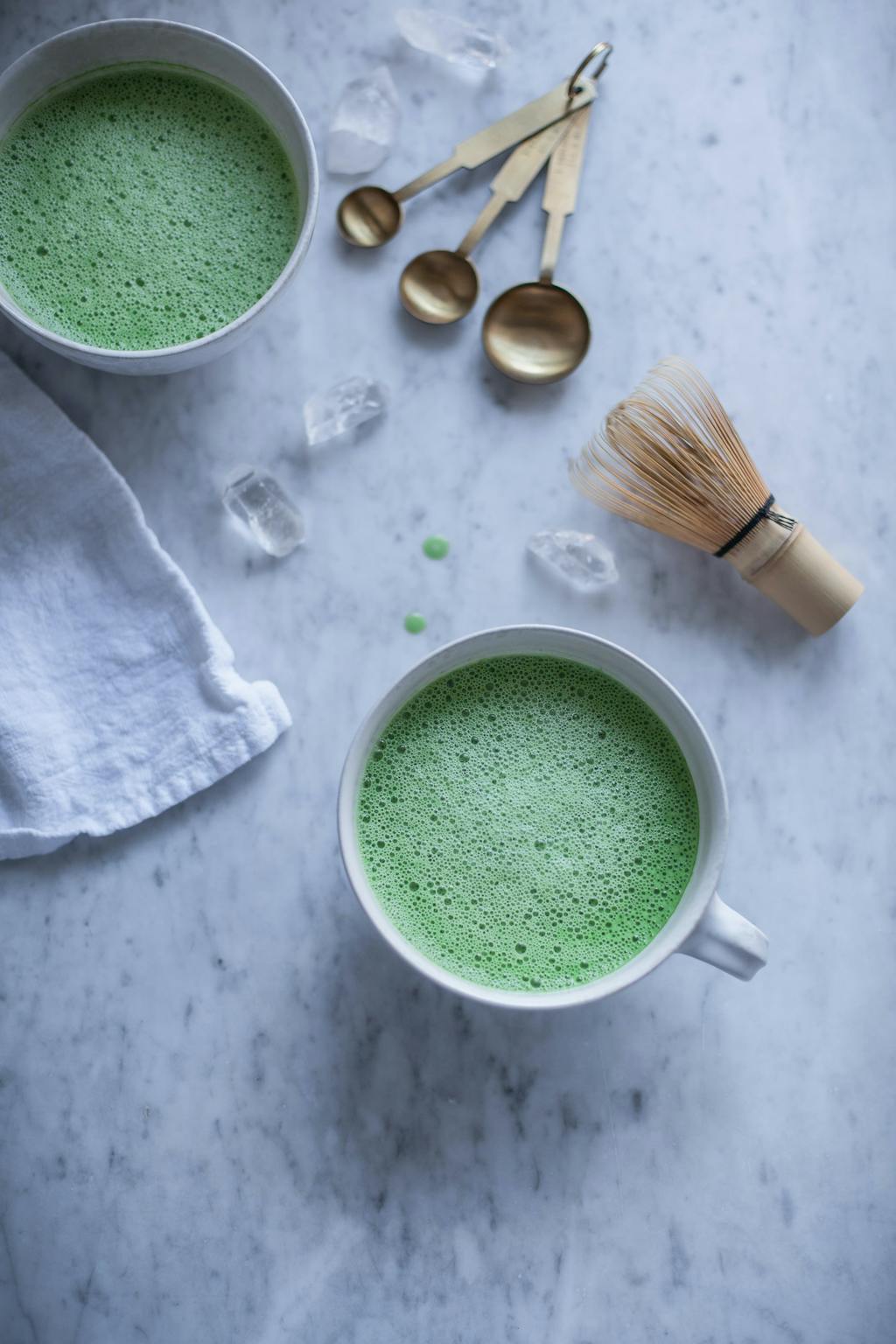 Matcha latte på mandelmælk til de kolde måneder