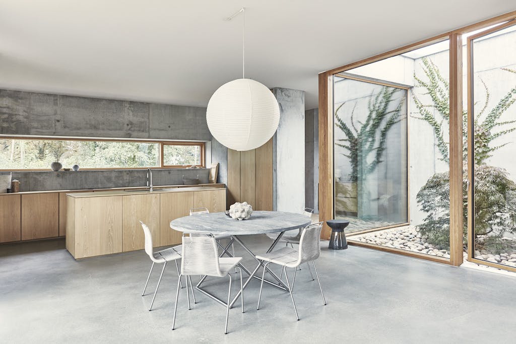 Kjøkken-allrom med japansk papirlampe