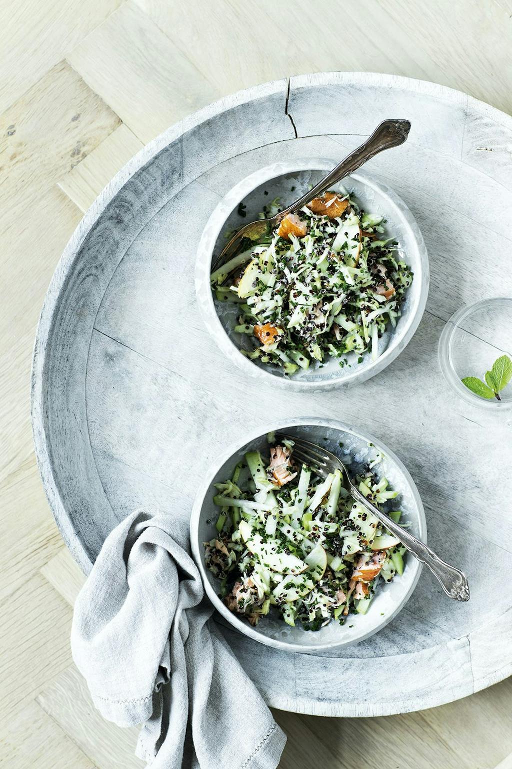 Spitskoolsalade met zalm en appel