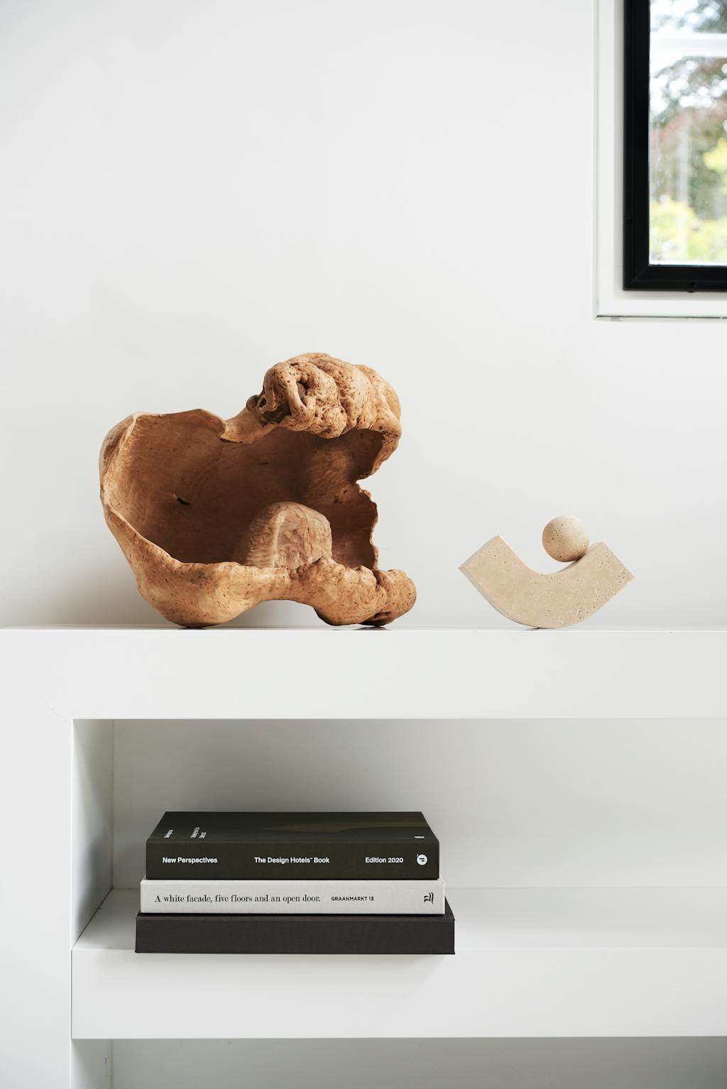 Houten sculptuur travertijnen object Houten sculptuur travertijnen object