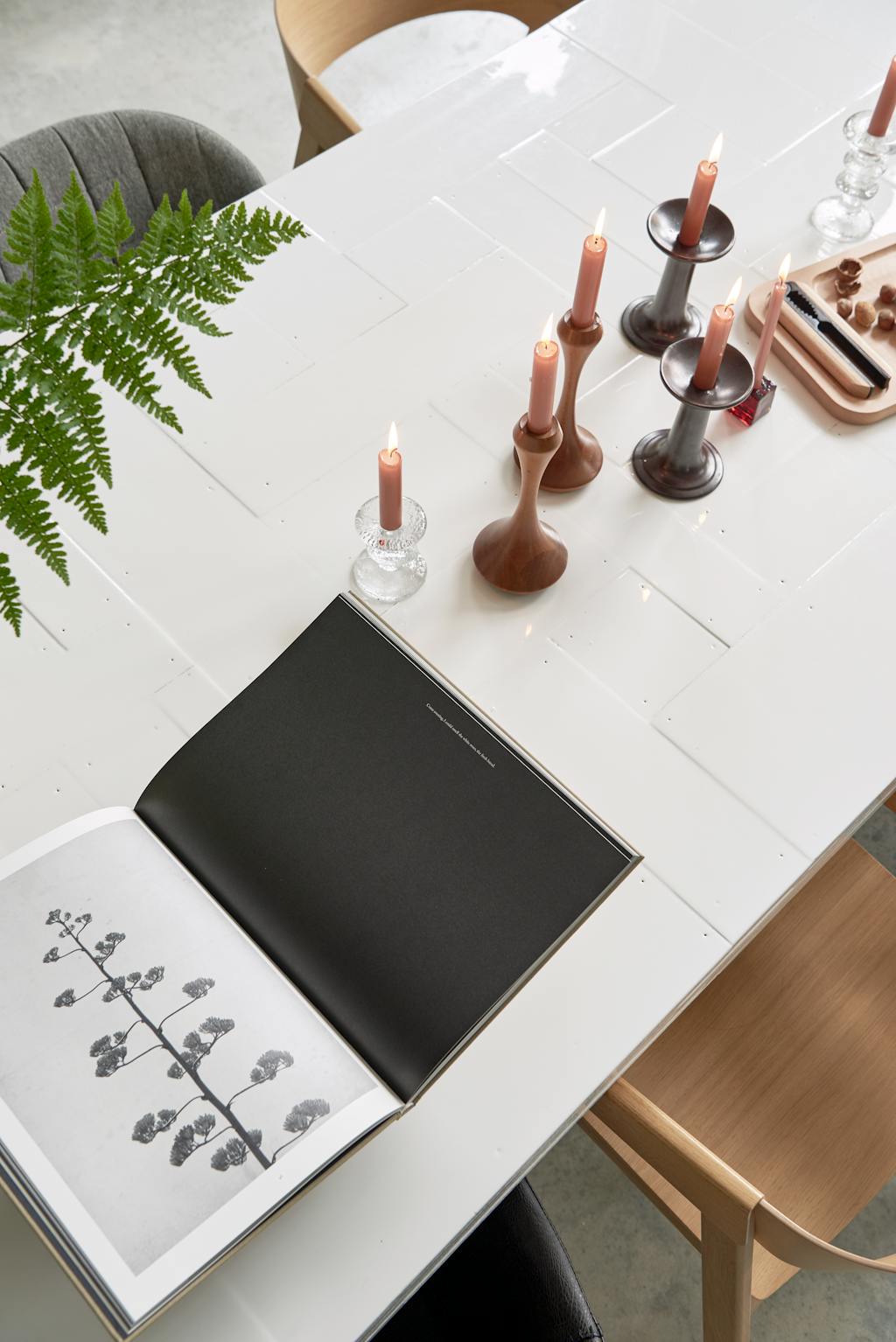 Witgelakte eettafel kandelaars Witgelakte eettafel kandelaars