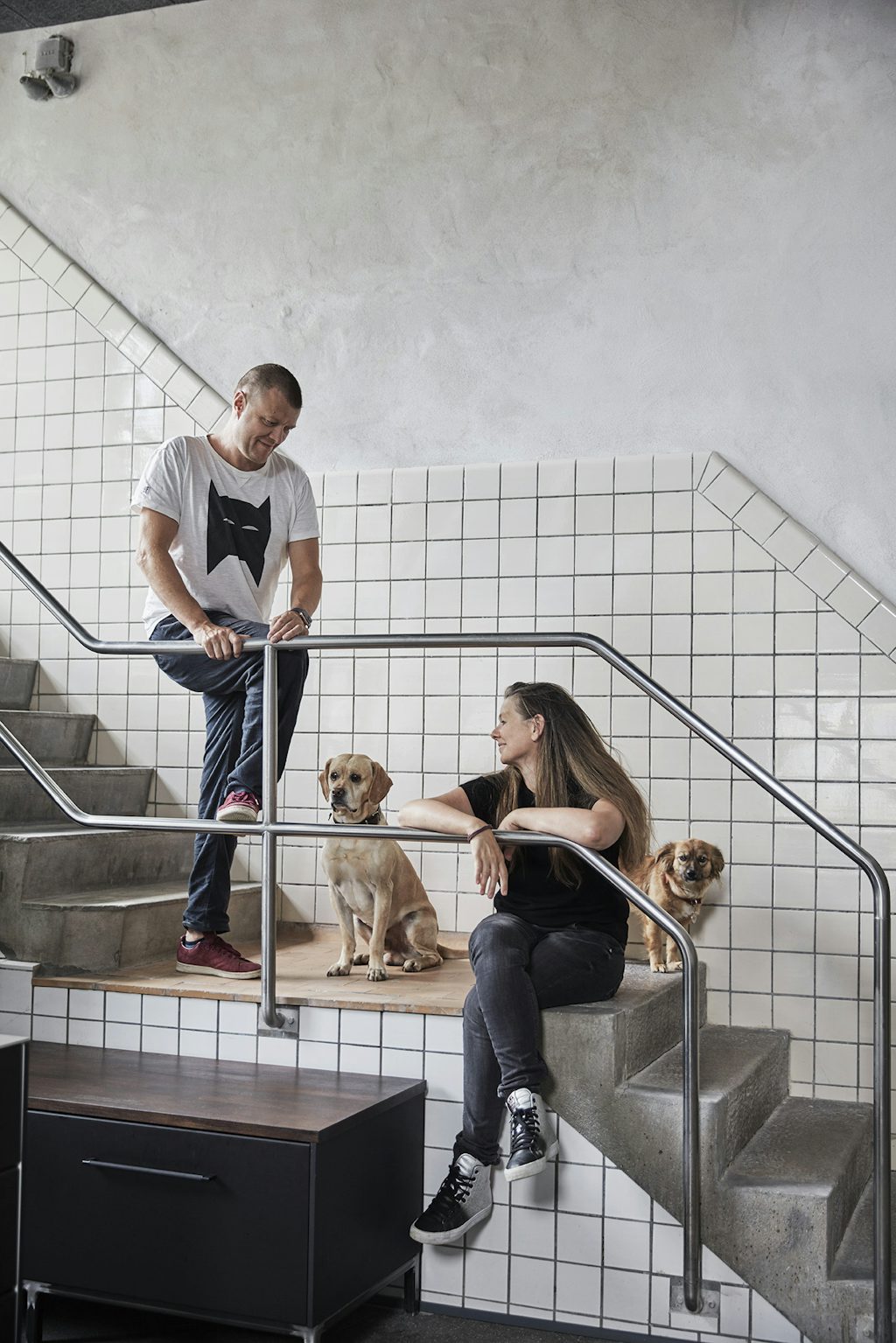 Britt Christiansen og Mikkel Küster med deres to hunde Britt Christiansen og Mikkel Küster med deres to hunde.