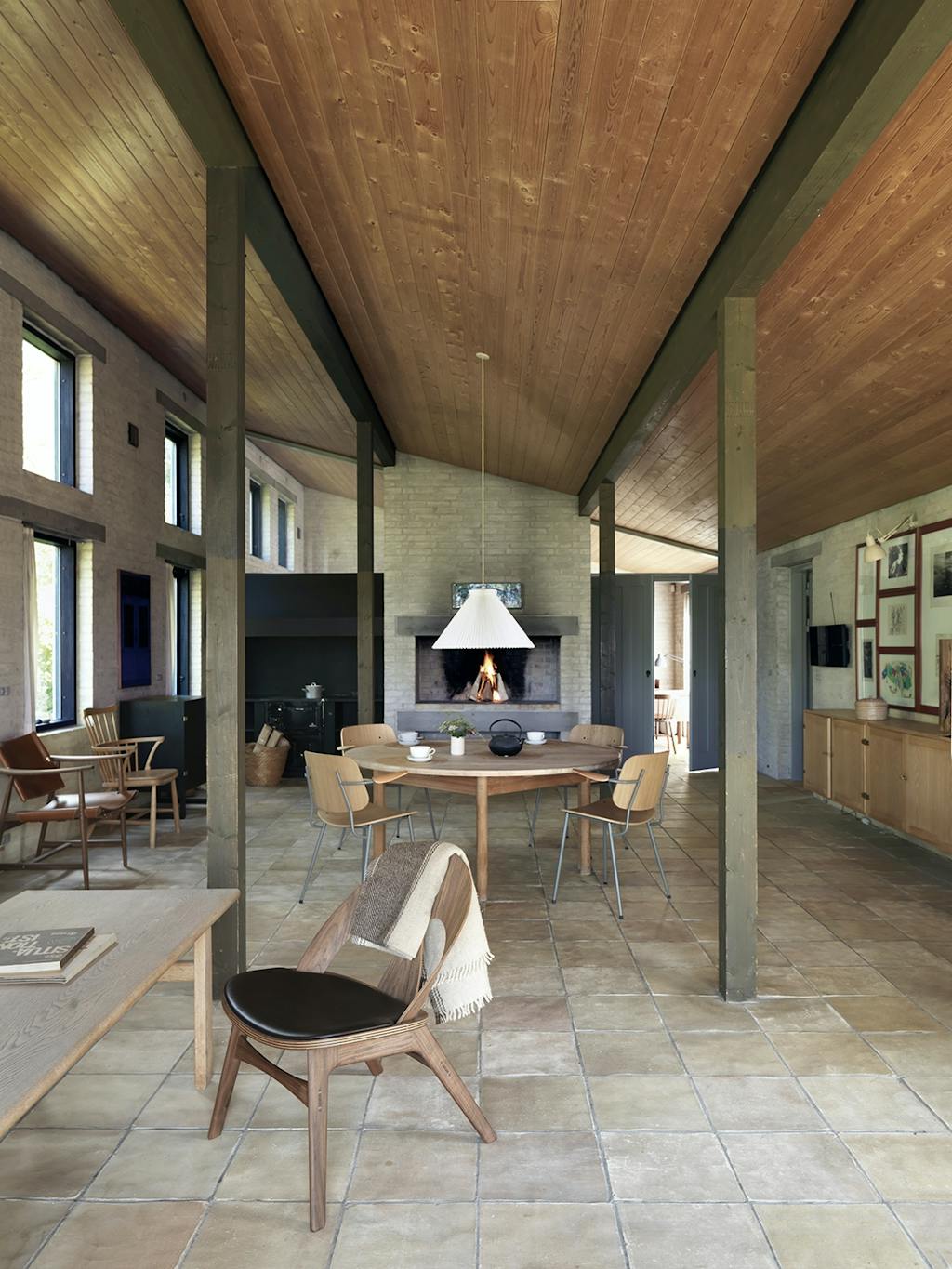 Woonkamer met hoog plafond en meubels van Børge Mogensen Woonkamer met hoog plafond en meubels van Børge Mogensen