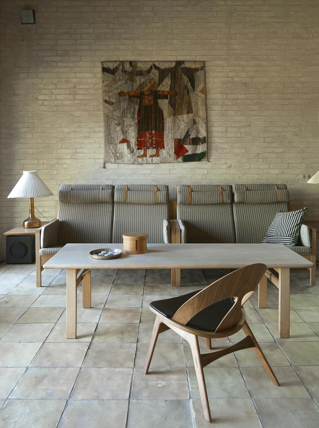 Woonkamer met grondstoffen in het huisje van Børge Mogensen Woonkamer met grondstoffen in het huisje van Børge Mogensen