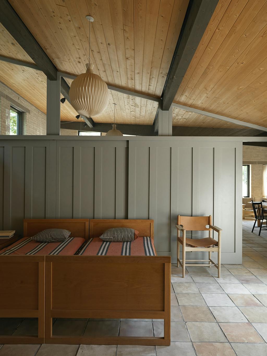 Eenvoudige en nette slaapkamer met Mogensen's Spaanse eettafelstoel Eenvoudige en nette slaapkamer met Mogensen's Spaanse eettafelstoel