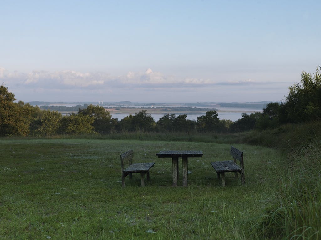 Twee banken en een tafel met uitzicht op de Limfjord Twee banken en een tafel met uitzicht op de Limfjord