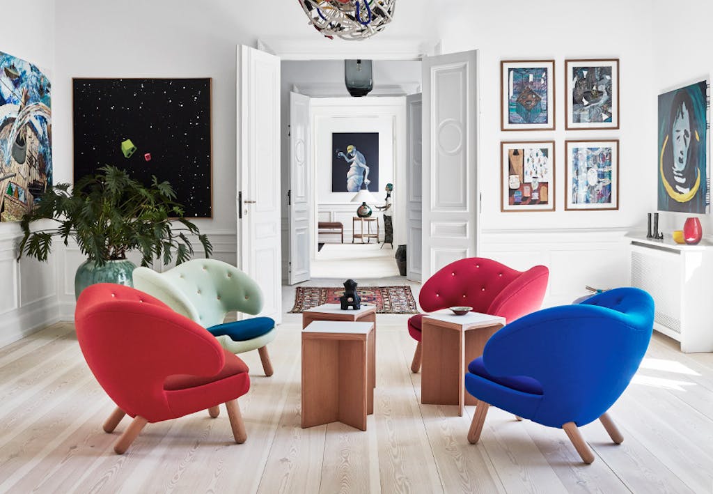 mooie woonkamer met kleurrijke fauteuils