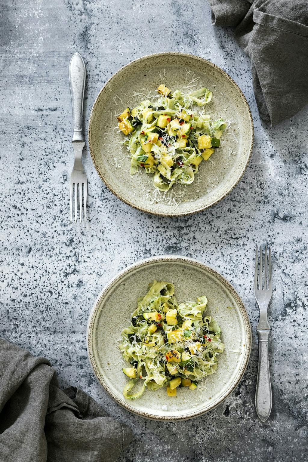 Zelfgemaakte tagliatelle met courgette en pittige citroen