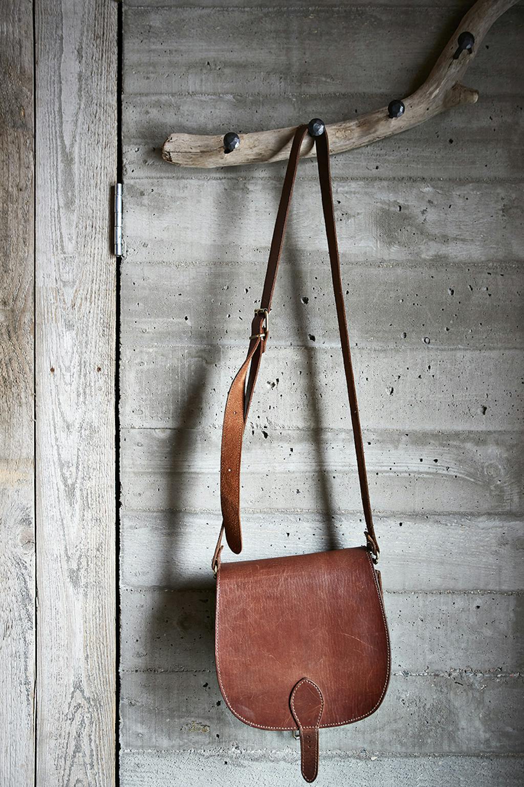 Spartansk garderobestang lavet af en gren