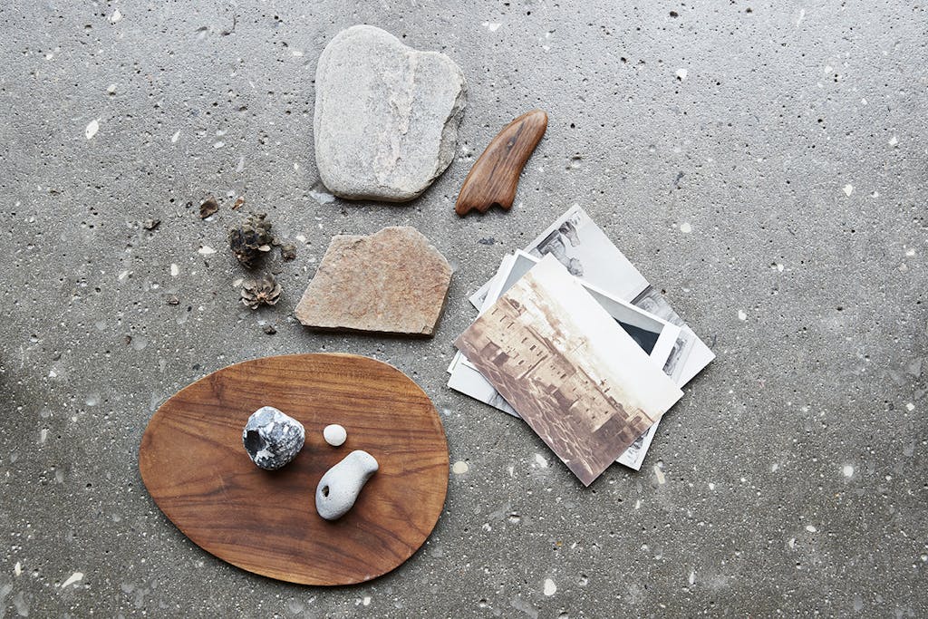 Dekoration lavet af små sten og billeder