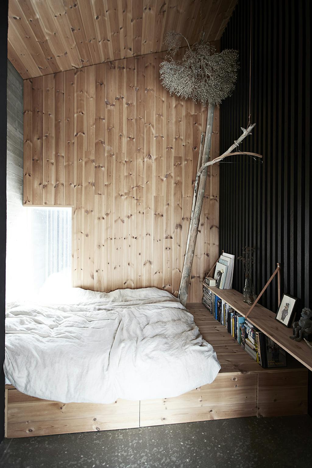 Soveværelse i sommerhus af træ