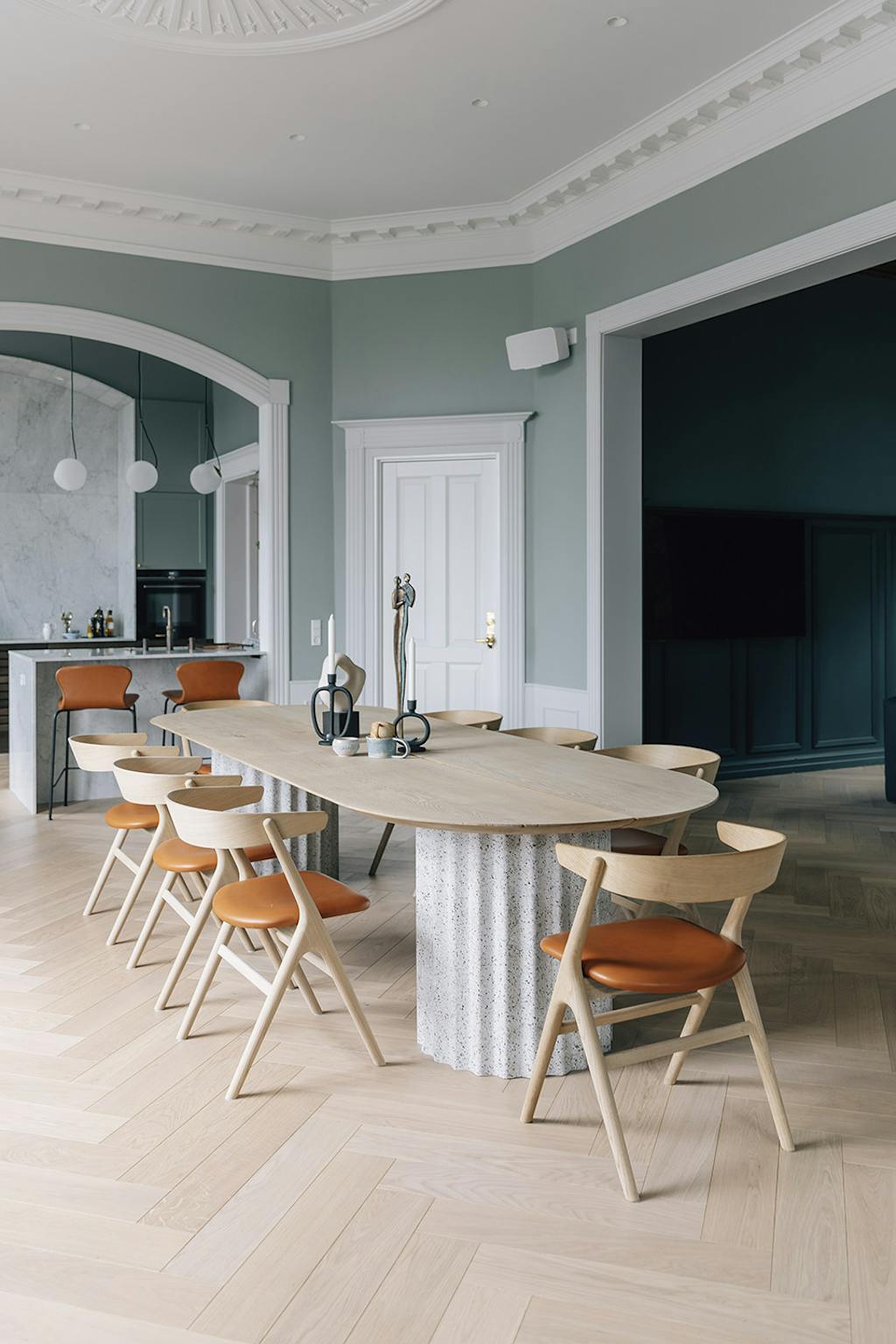 Spisebord med terrazzoben og egetræsbordplade