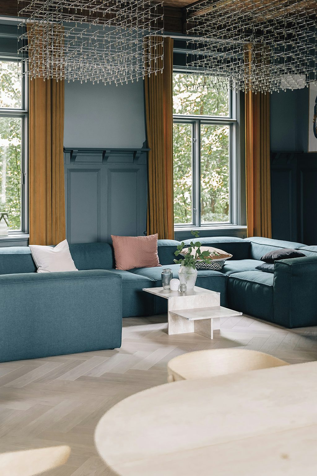 Inspiration: Tv-stue i mørkeblå nuancer med flydersofa fra Bolia Inspiration: Tv-stue i mørkeblå nuancer med flydersofa fra Bolia