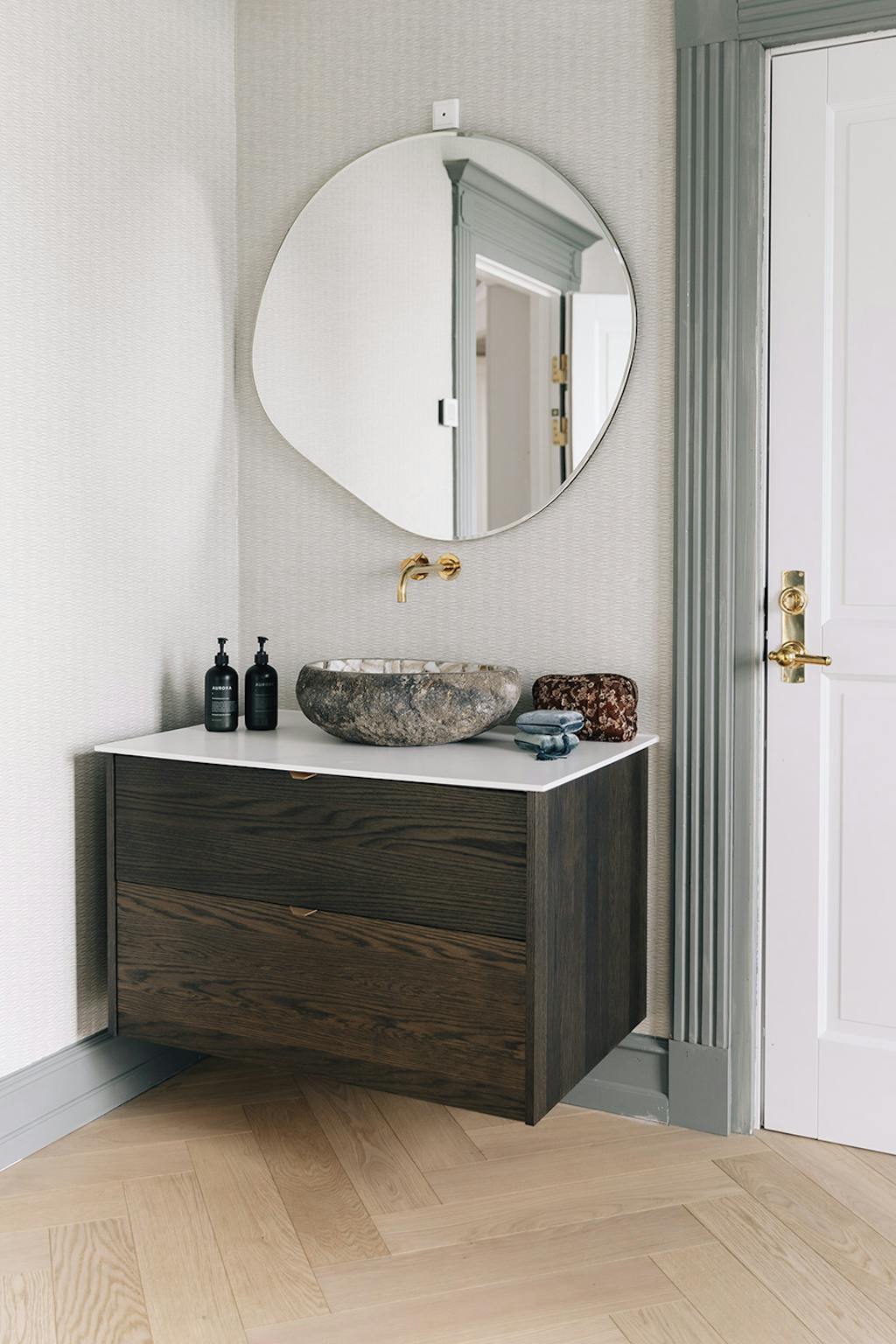 Badeværelse med marmor og messing