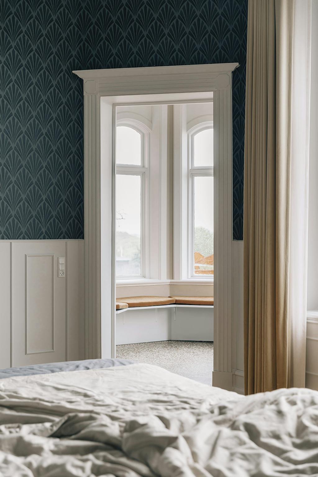 Speciallavet bænk med velourhynder