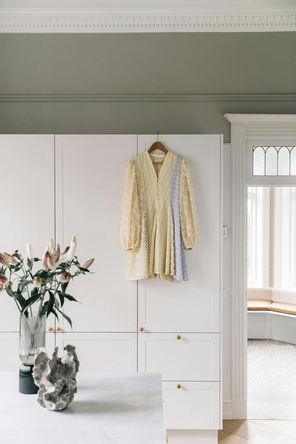 Hvide garderobeskabe, Stine Goya-kjole og vase fra Clay by bond