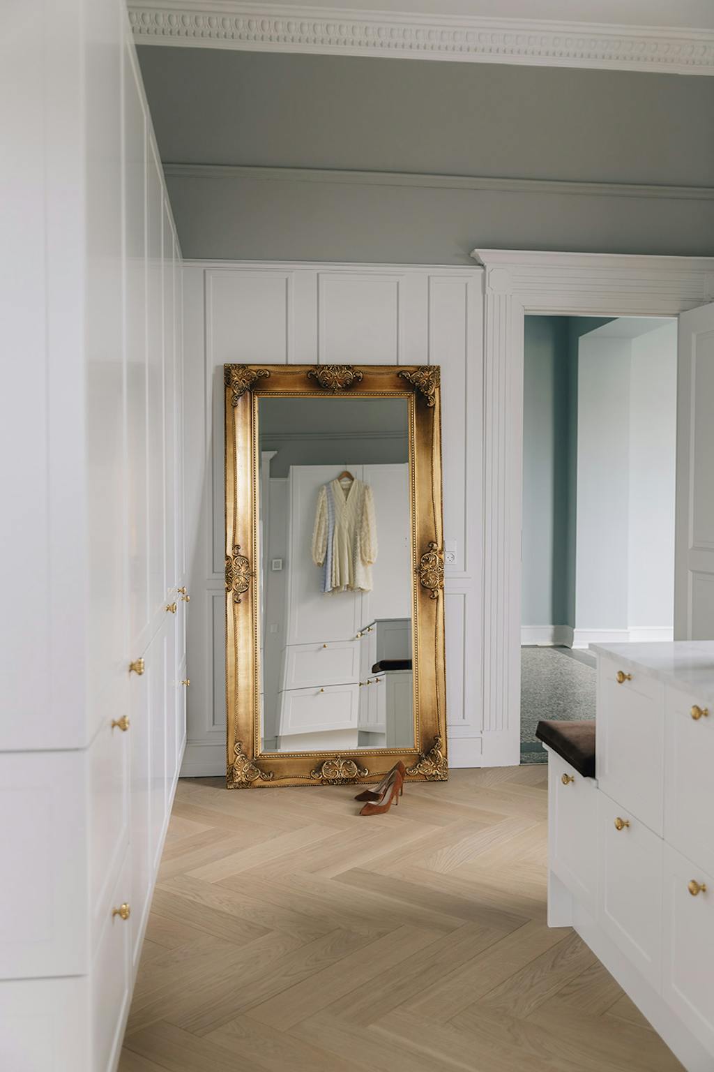 Antikt spejl med guldramme