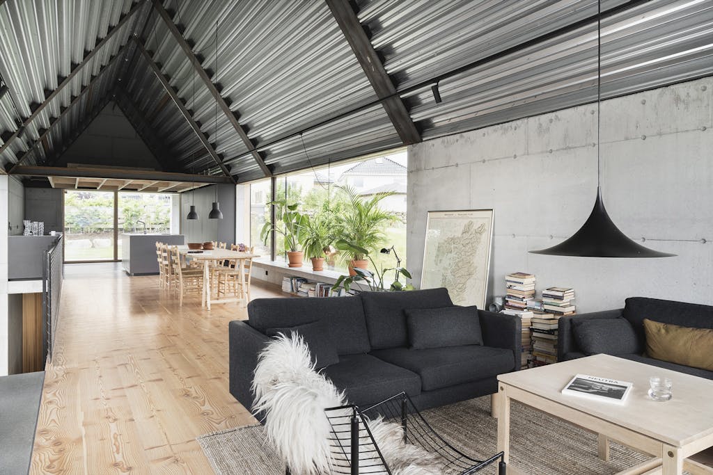 woonkamer bank betonnen huis