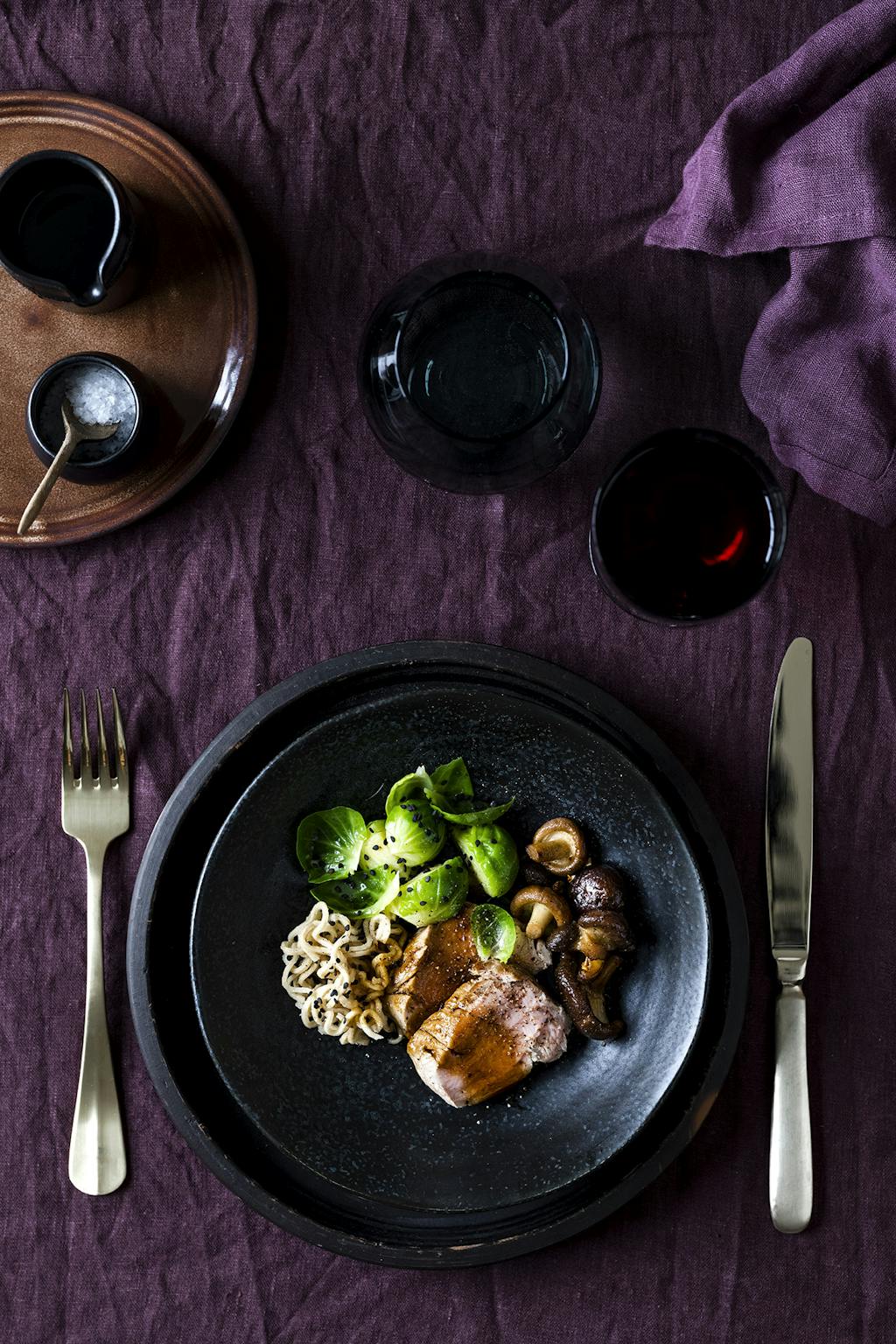 Lækker hovedret: Rosastegt svinemørbrad med svampe, rosenkål og orangeglace