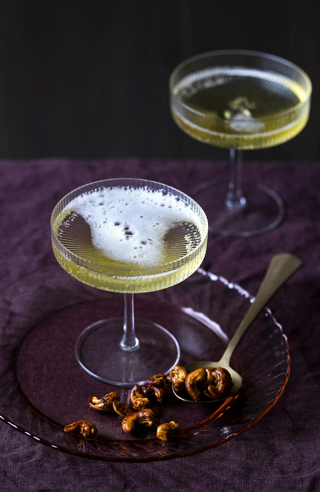 Velkomstdrink: Boblende passion og tamariristede cashewnødder