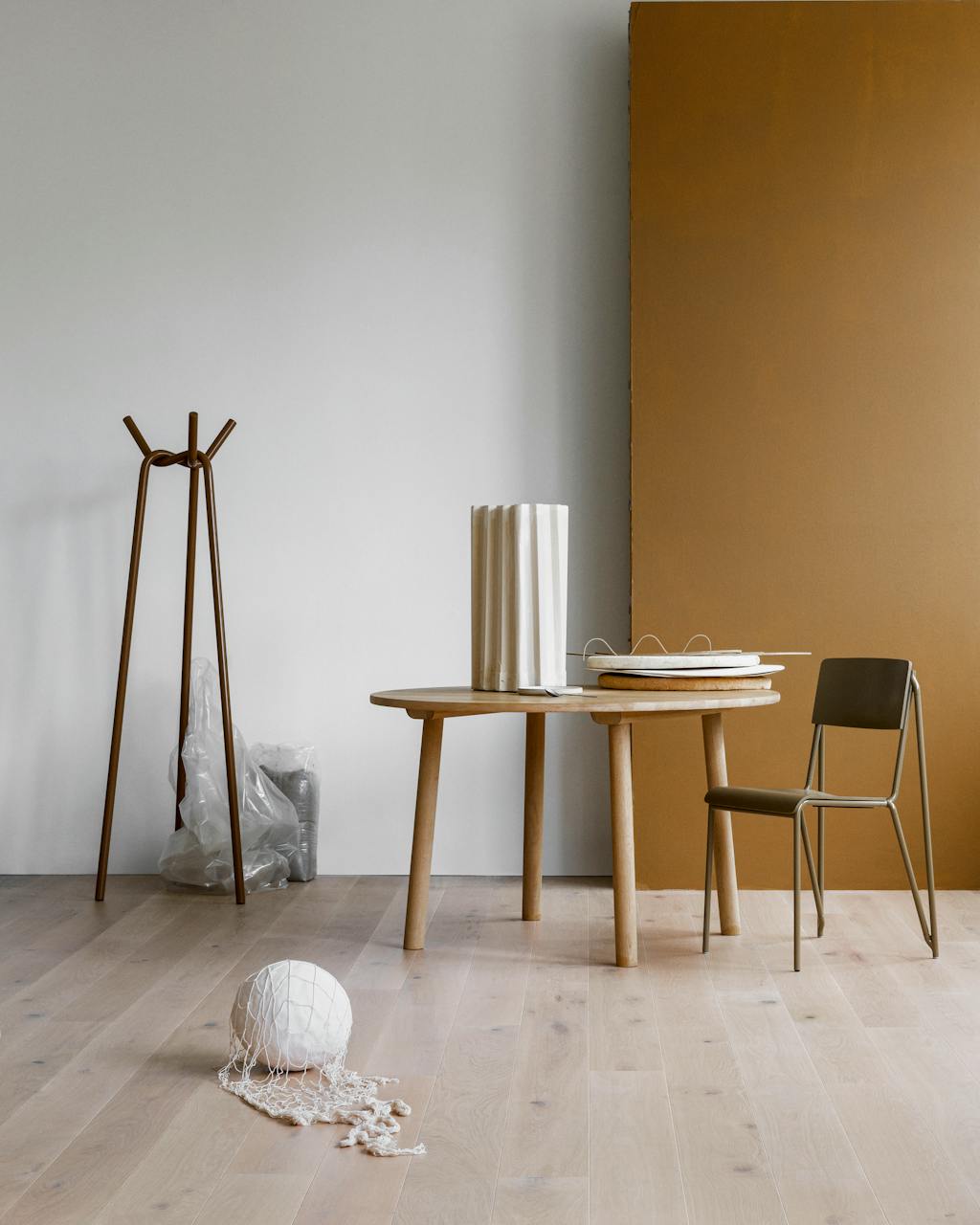 monochrome stoel eettafel van eikenhout