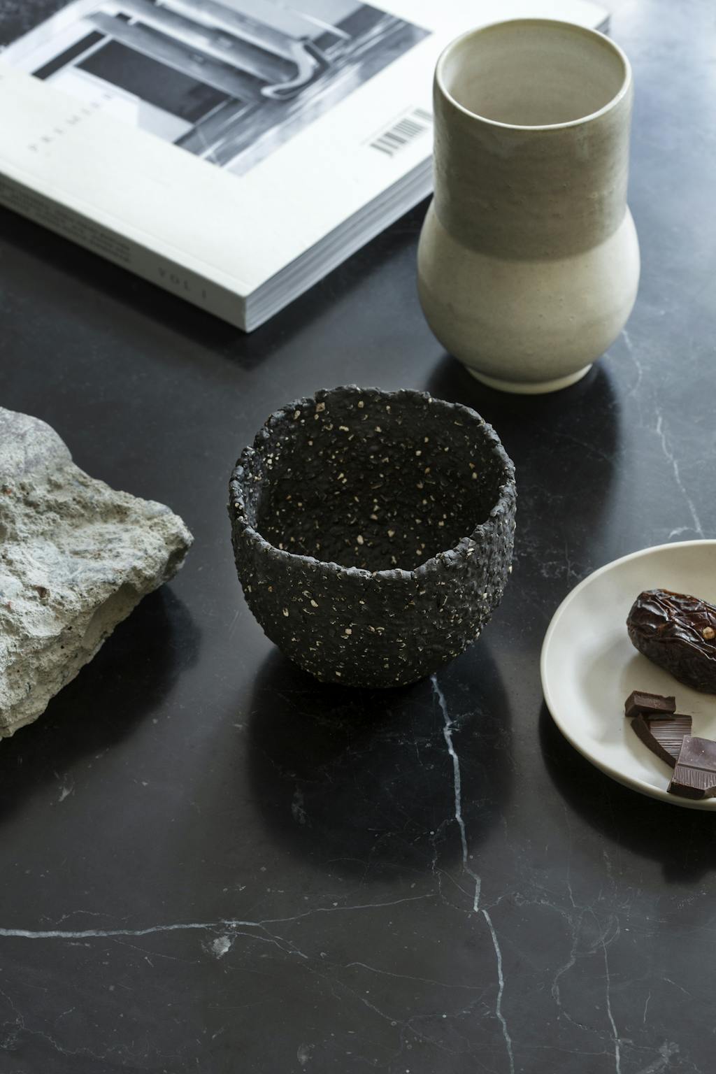 zwart marmeren tafel met schalen zwart marmeren tafel met schalen