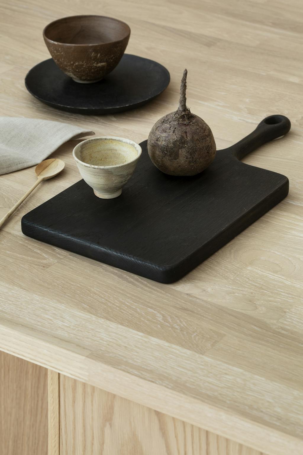 aardewerken schalen zwarte snijplank aardewerken schalen zwarte snijplank.