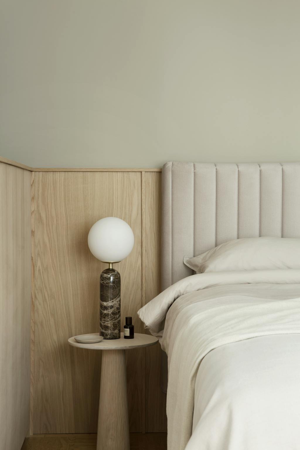 slaapkamer bijzettafel met marmeren lamp en houten panelen slaapkamer bijzettafel met marmeren lamp en houten panelen