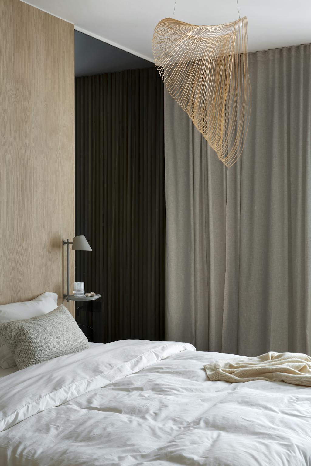 elegante slaapkamer met opvallende lamp en zwarte houten lambrisering elegante slaapkamer met opvallende lamp en zwarte houten lambrisering