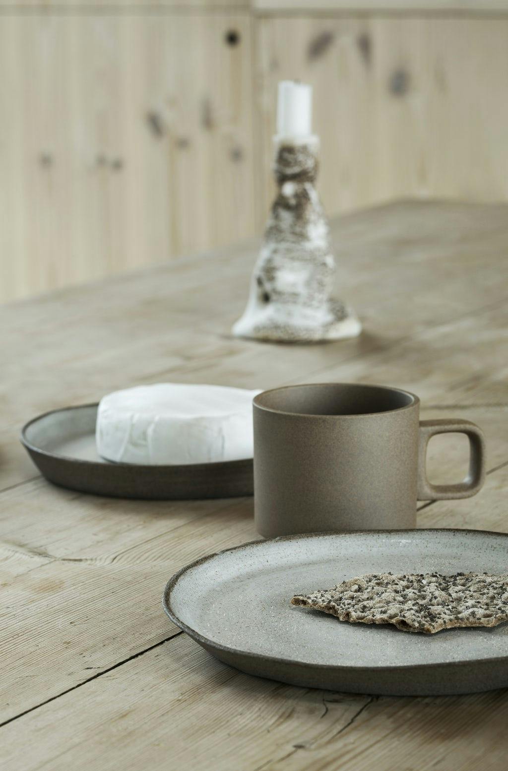 keramische kopjes en borden