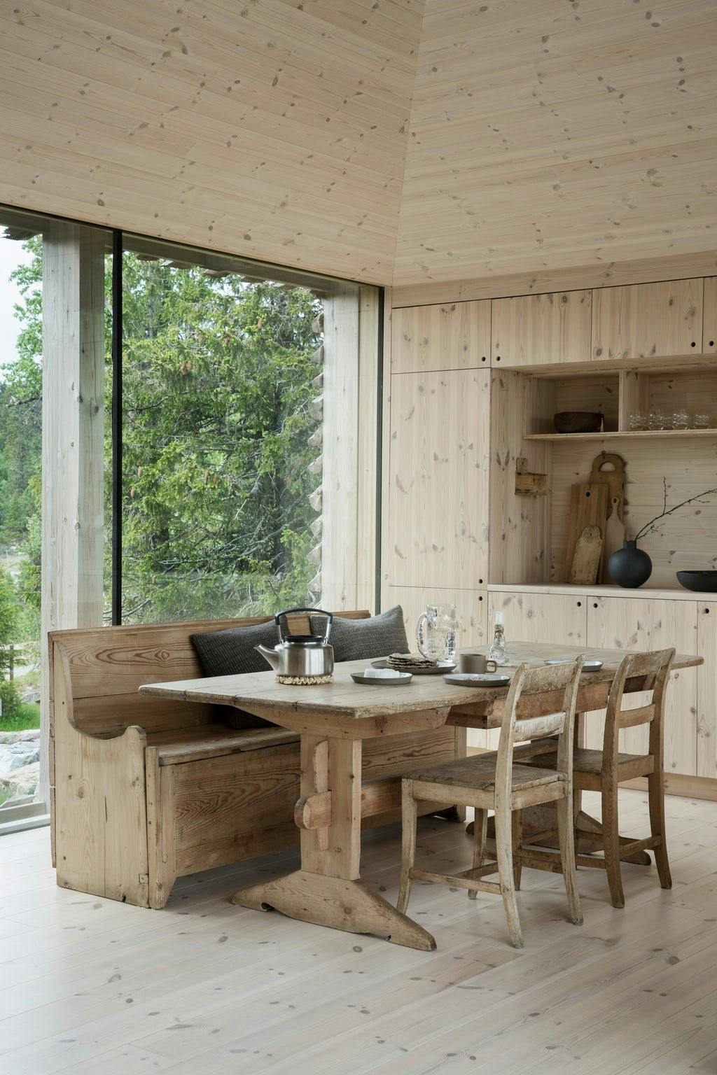 eetkamer met houten meubels