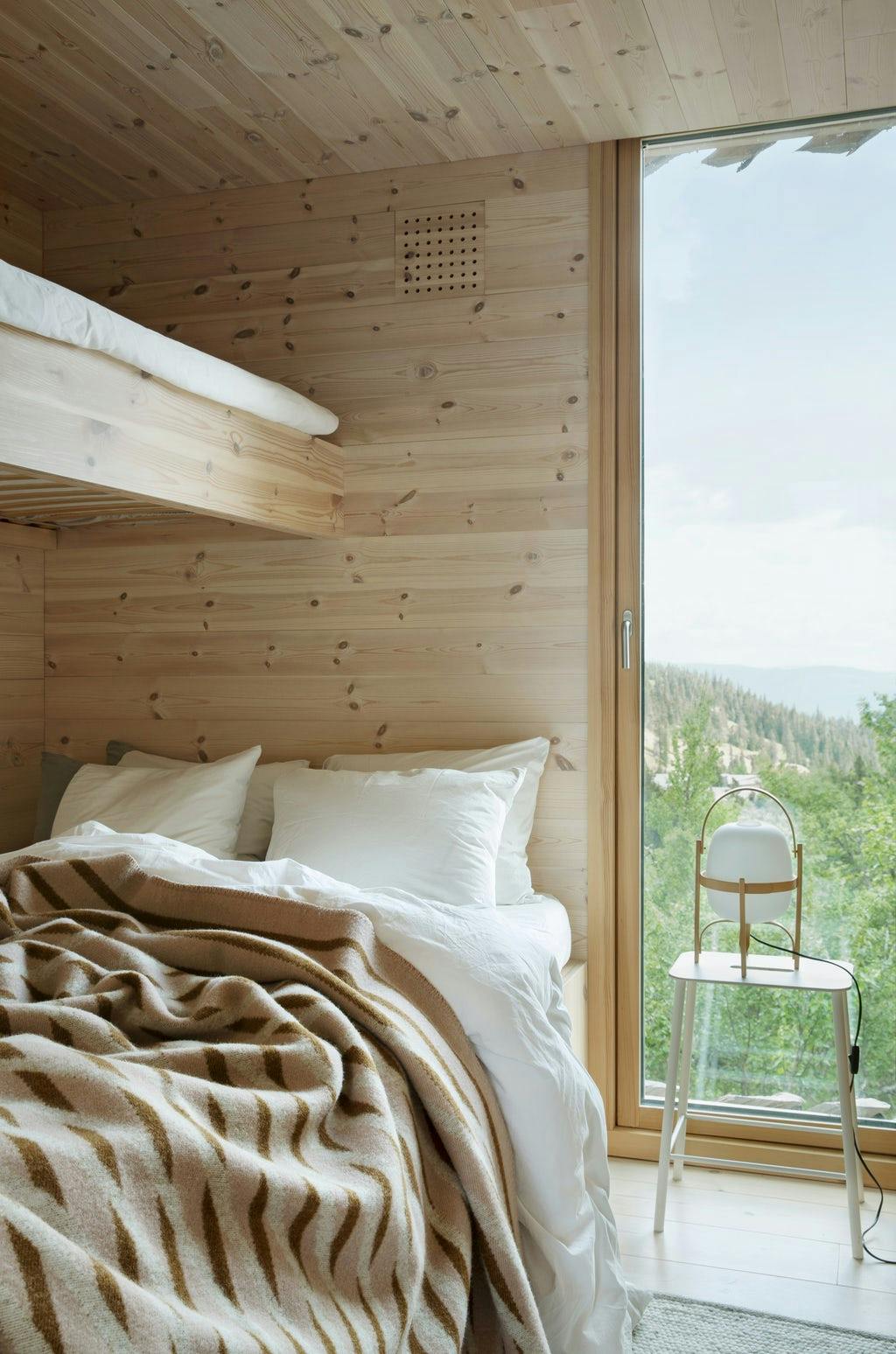 houten slaapkamer met uitzicht op het bos