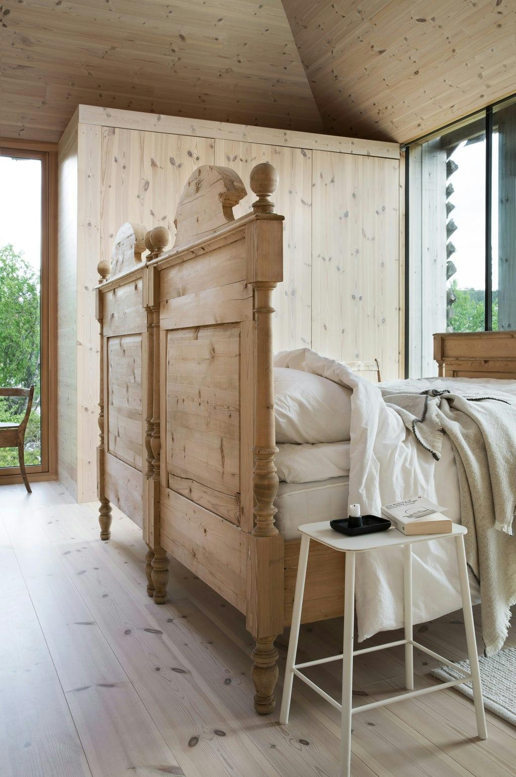 houten slaapkamer met uitzicht op het bos