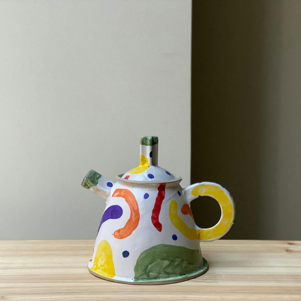 kleurrijke keramische theepot