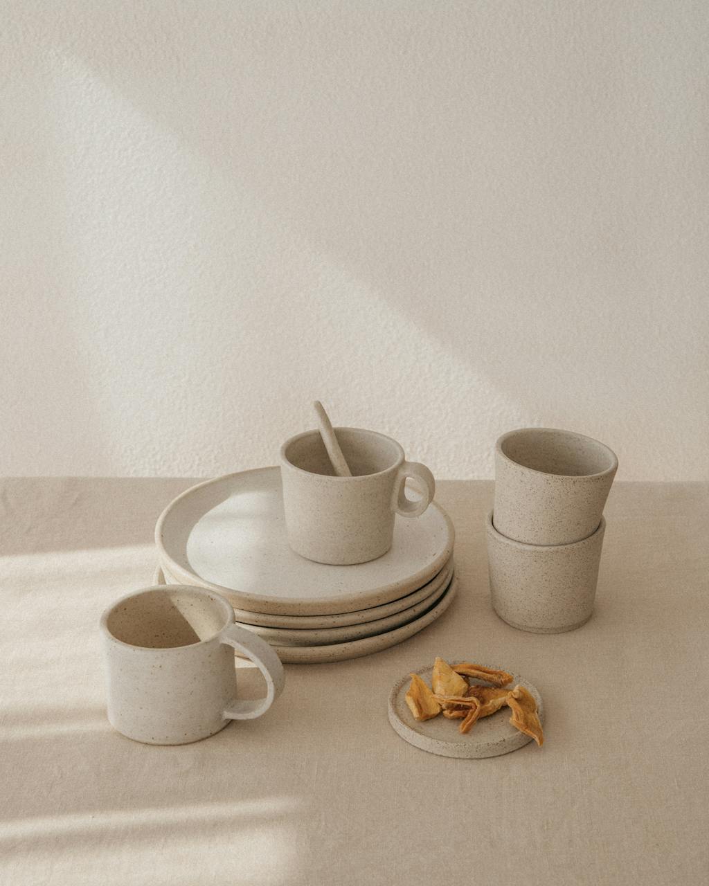 keramiek set met mokken en borden