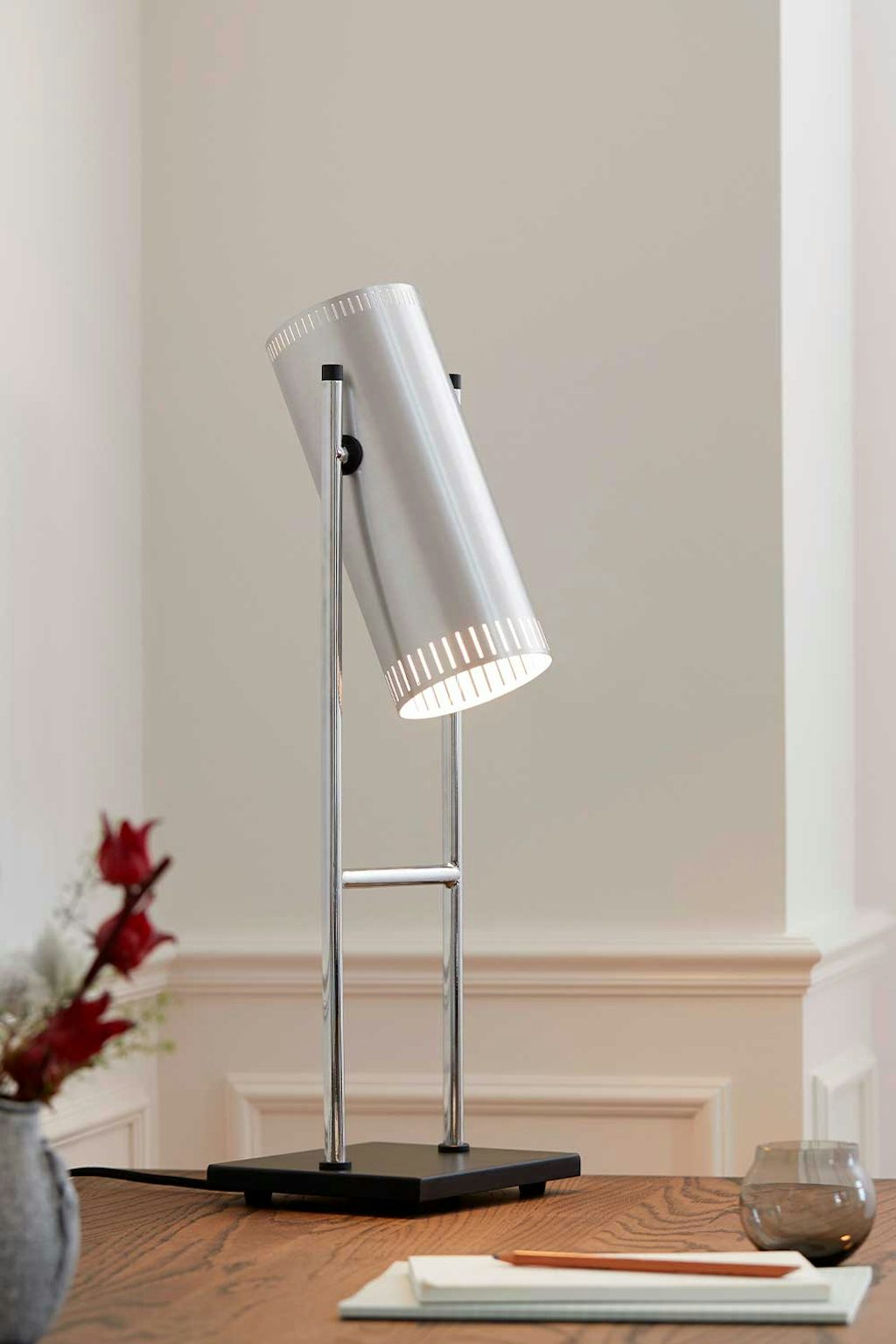 Design-favoritter-warmnordic-trombone-table-lamp-alu