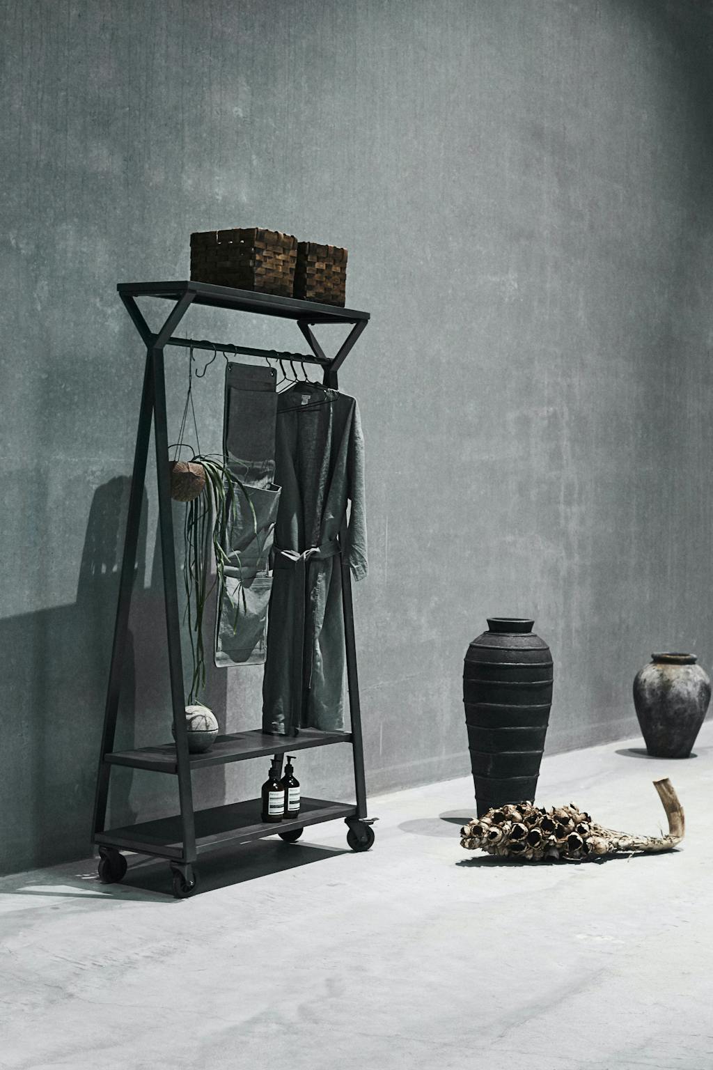 zwart garderoberek in metaal