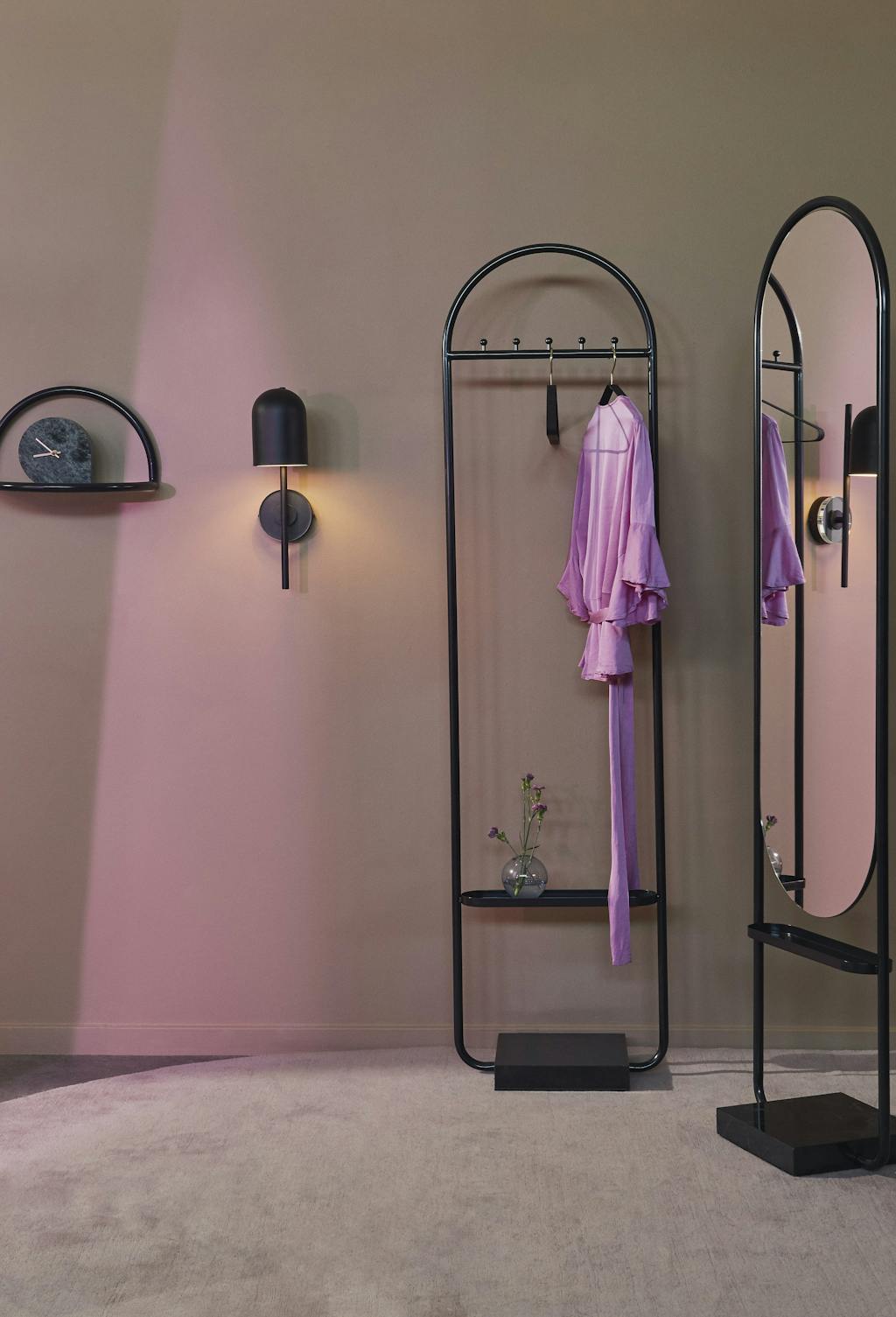 zwart kleerkastrek van metaal met plank