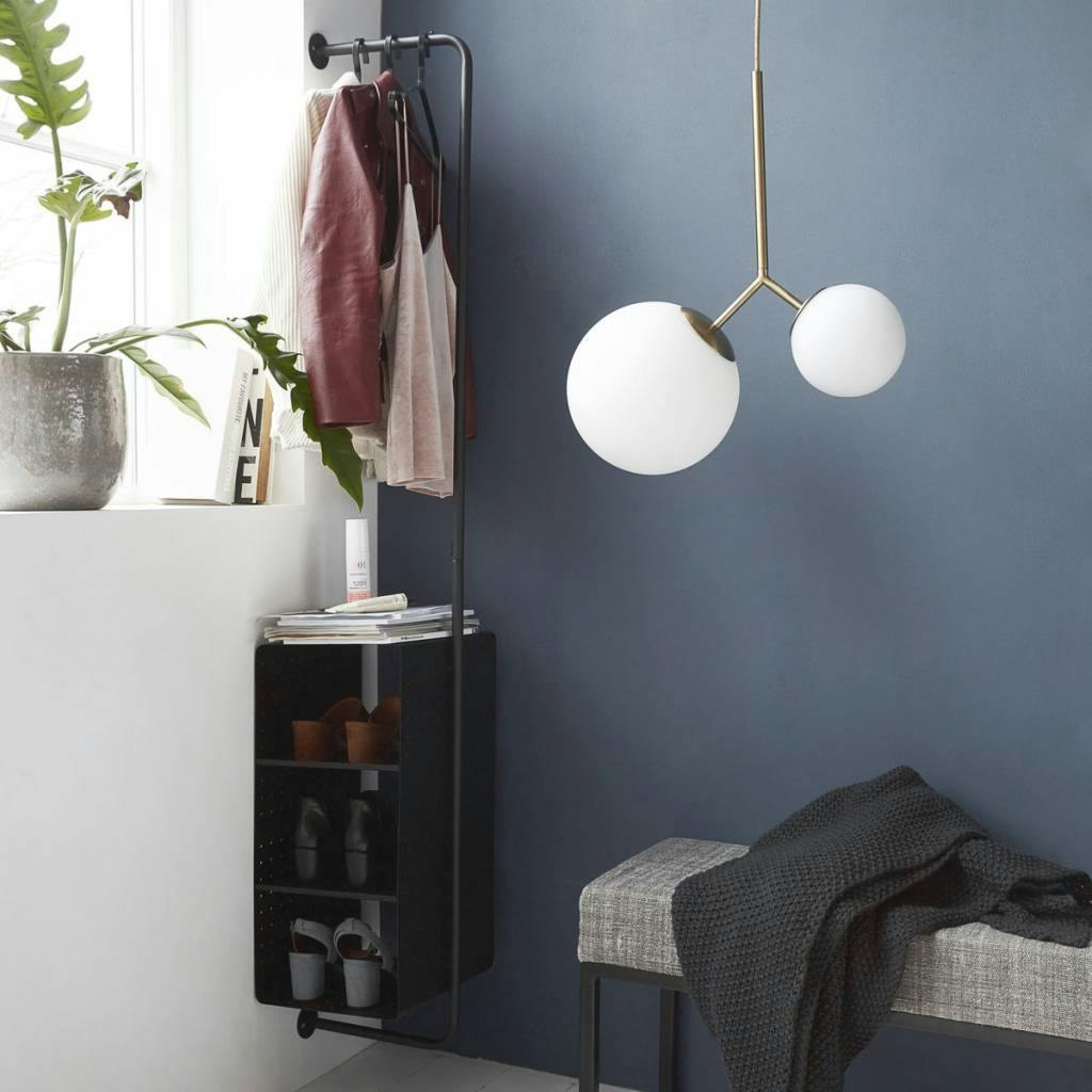 zwart garderoberek in metaal