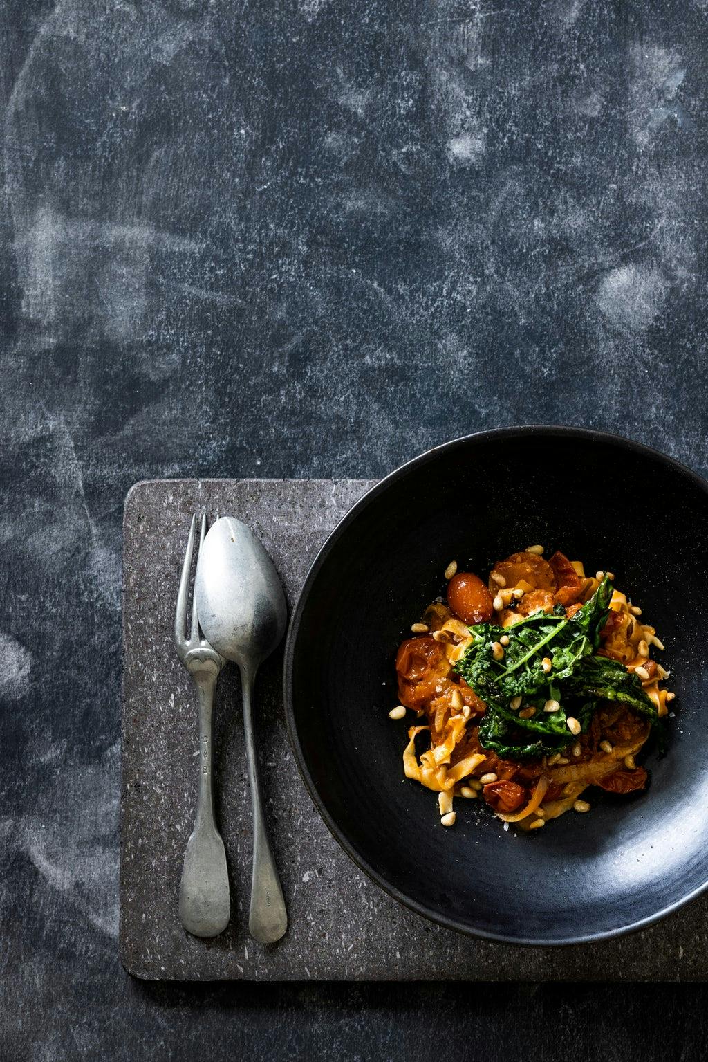 Pittige tomatensaus met een twist van salsiccia en cavolo nero Pittige tomatensaus met een twist van salsiccia en cavolo nero