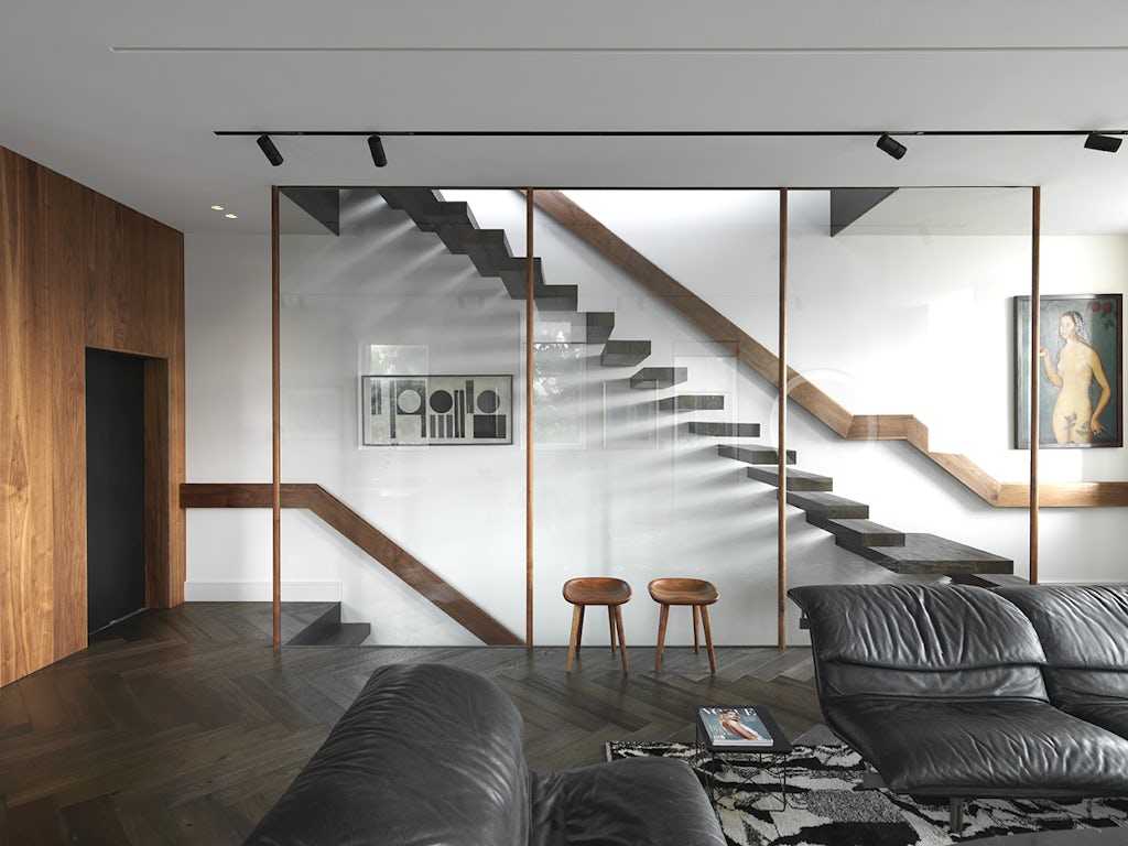 Moderne bolig med skulpturel trappe Moderne bolig med skulpturel trappe