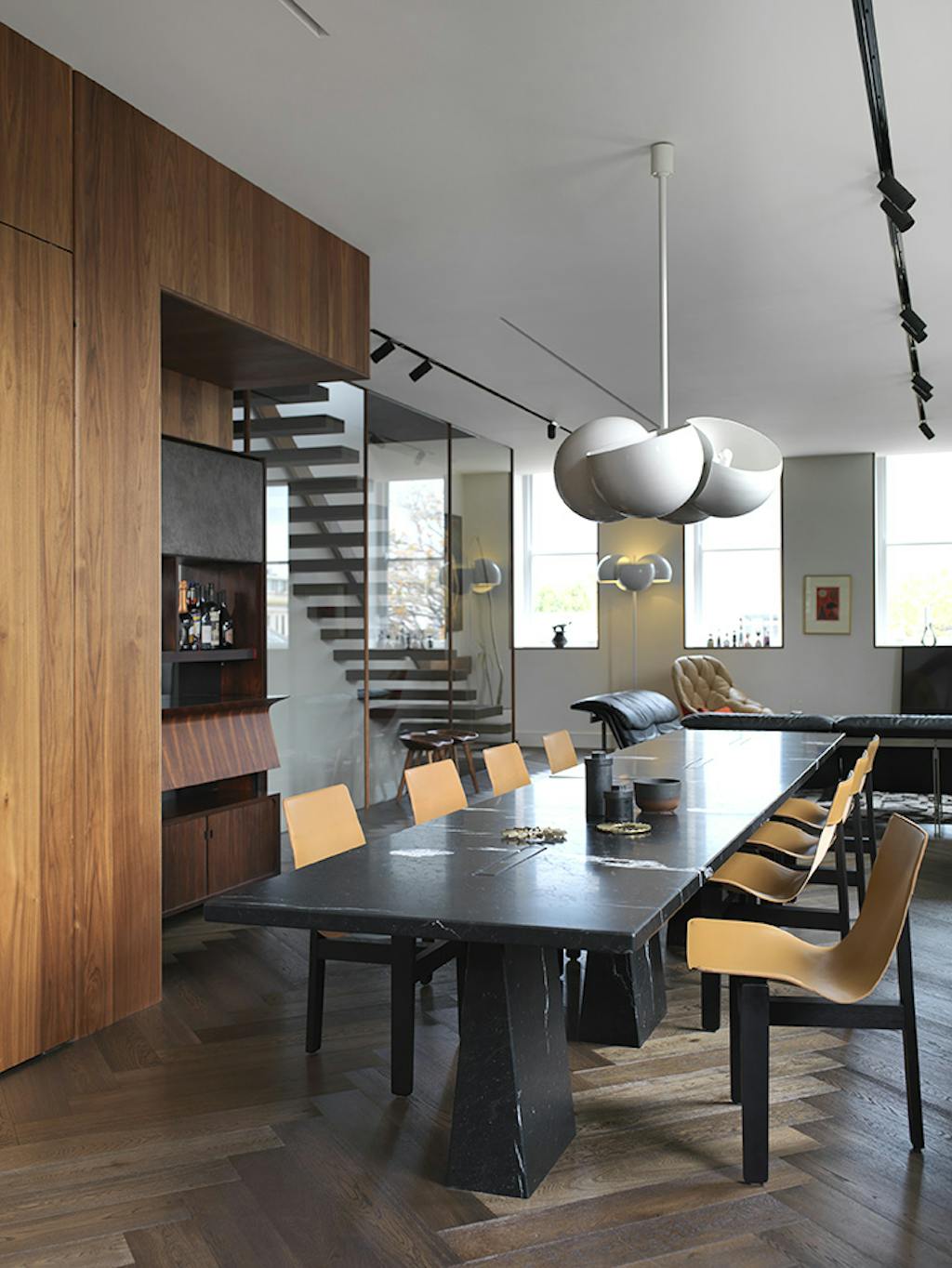 Elegant spisestue i mørkt træ og sorte elementer