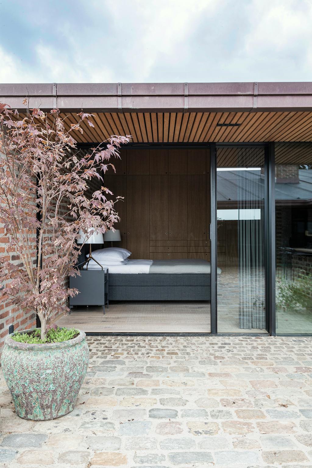 SLAAPKAMER met direct toegang tot de binnenplaats