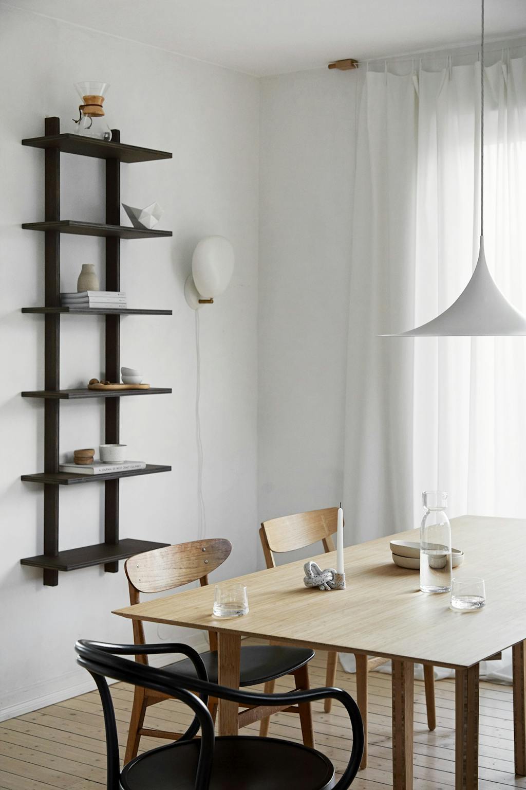 Spisestue i lyse træ farver