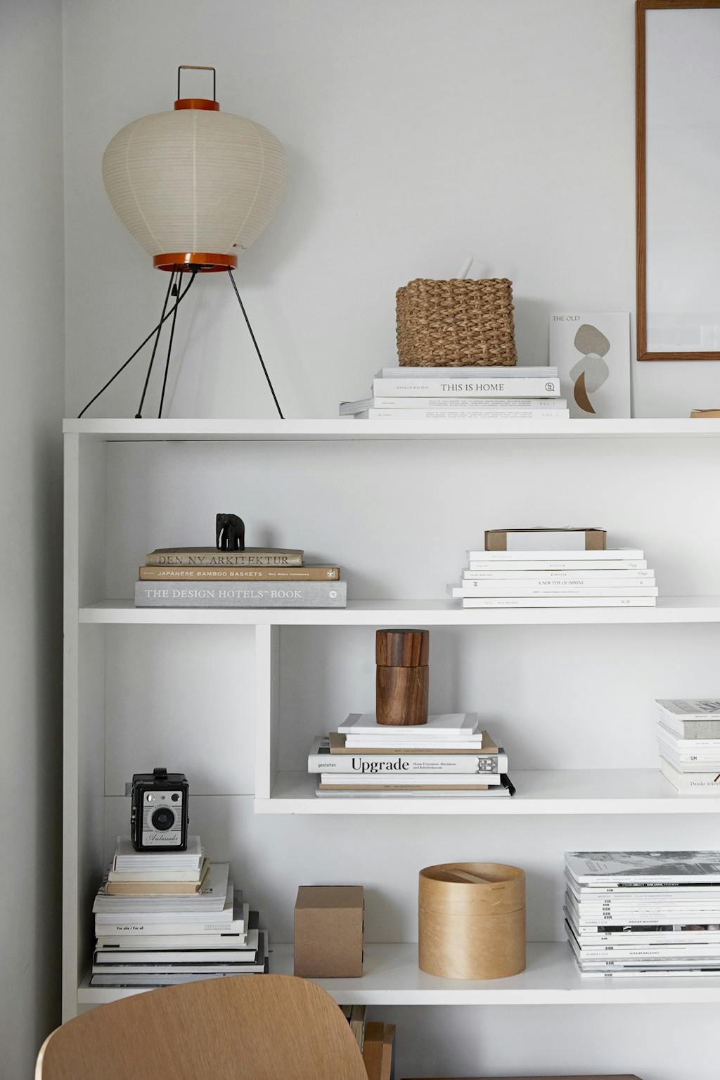 Reol med pyntende nipsting