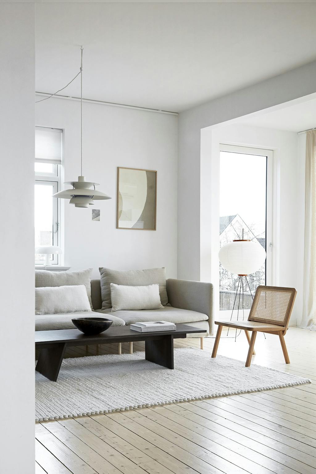 Åben stue med lyst trægulv