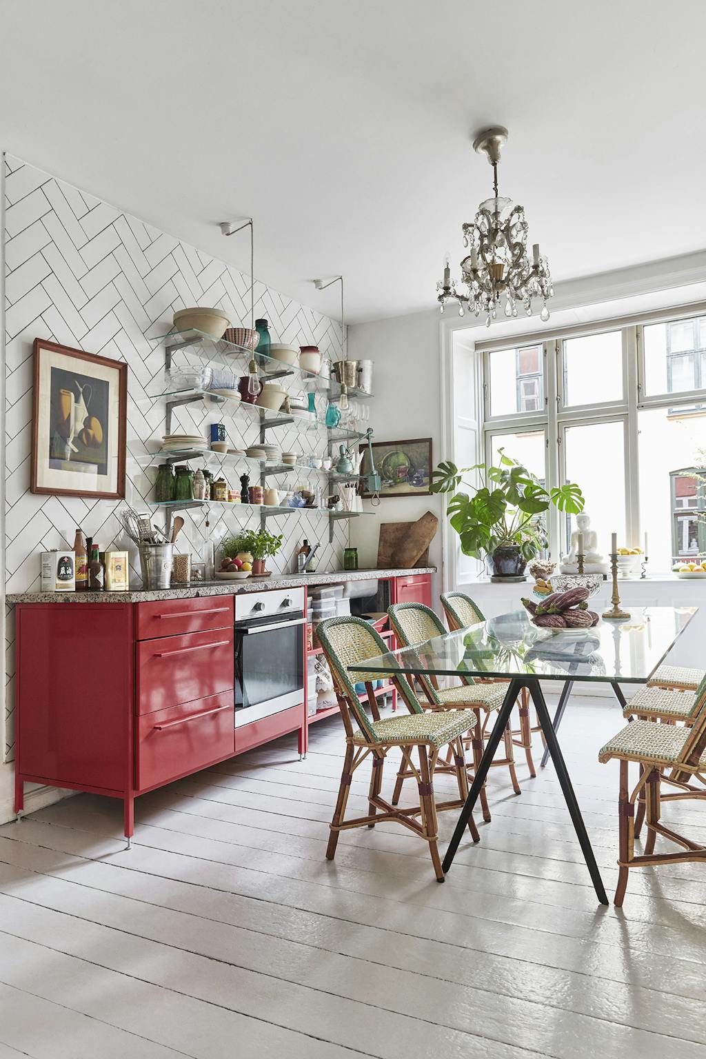 Lichte en open keuken met rode keukenkasten Lichte en open keuken met rode keukenkasten