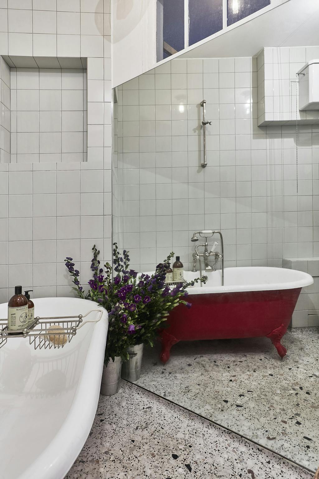 Grote en ruime badkamer met rood bad Grote en ruime badkamer met rood bad