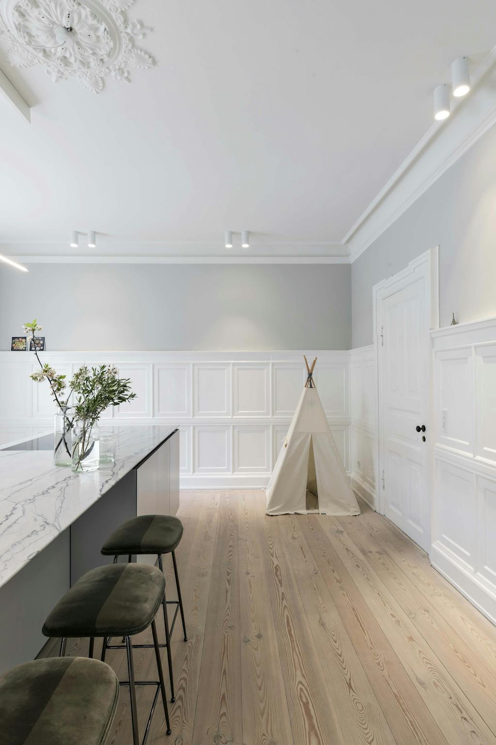 Køkken med barstole og marmor bordplade Køkken med barstole og marmor bordplade