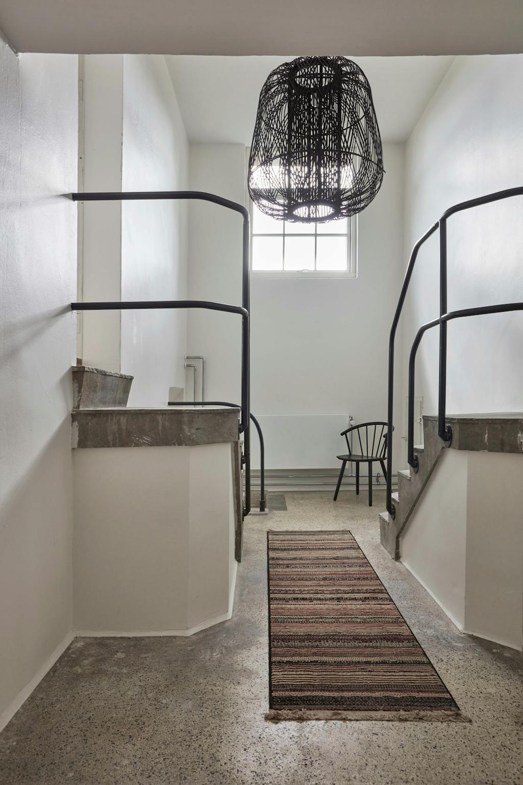 trappenhuis dat naar een logeerkamer en een extra badkamer leidt.